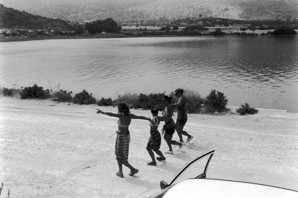 Με τίτλο «Διπλώνοντας τη Θάλασσα σε Φορέματα που Διαλύονται σαν Αλάτι», η ομαδική έκθεση της καλλιτεχνικής πλατφόρμας Perasma επιστρέφει στη Λέρο