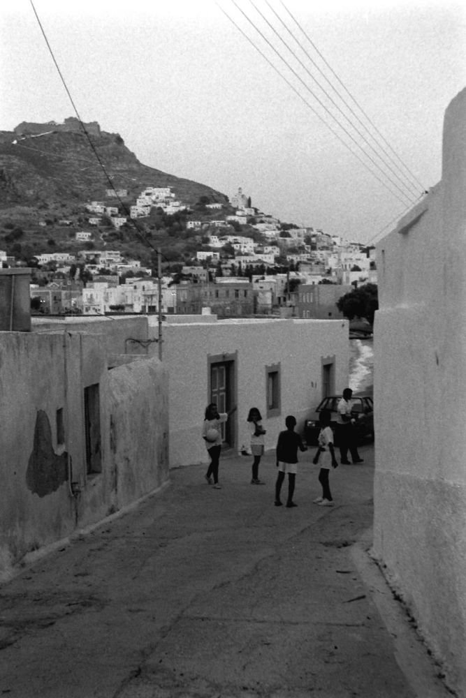 Κάθε χρόνο, το Leros Project προσκαλεί καλλιτέχνες να αναπτύξουν νέες προσεγγίσεις γύρω από την ιστορία, τη φύση και το γεωγραφικό πλαίσιο του νησιού