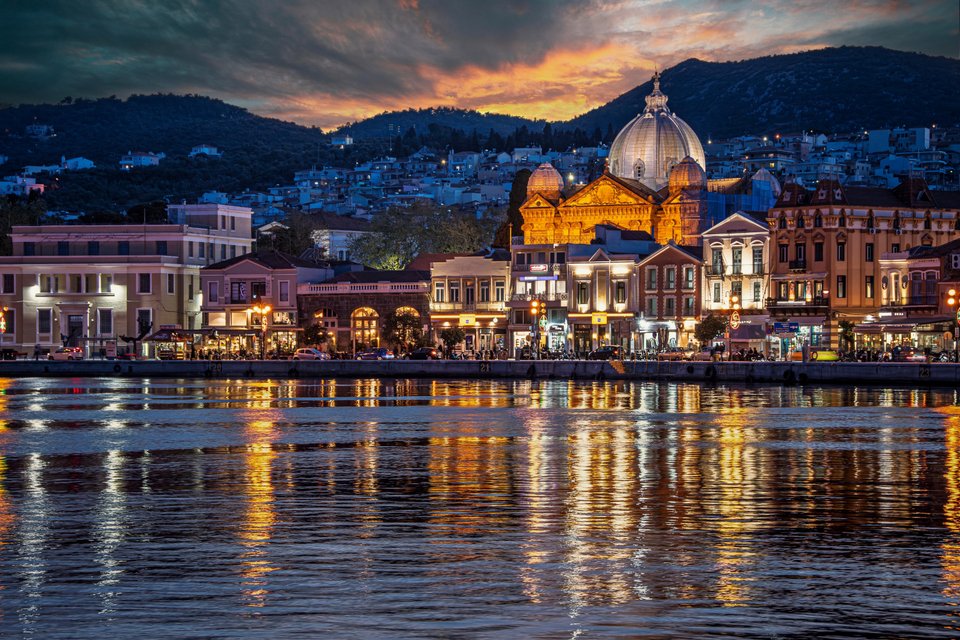 Η Λέσβος τη νύχτα / Φωτογραφία shutterstock