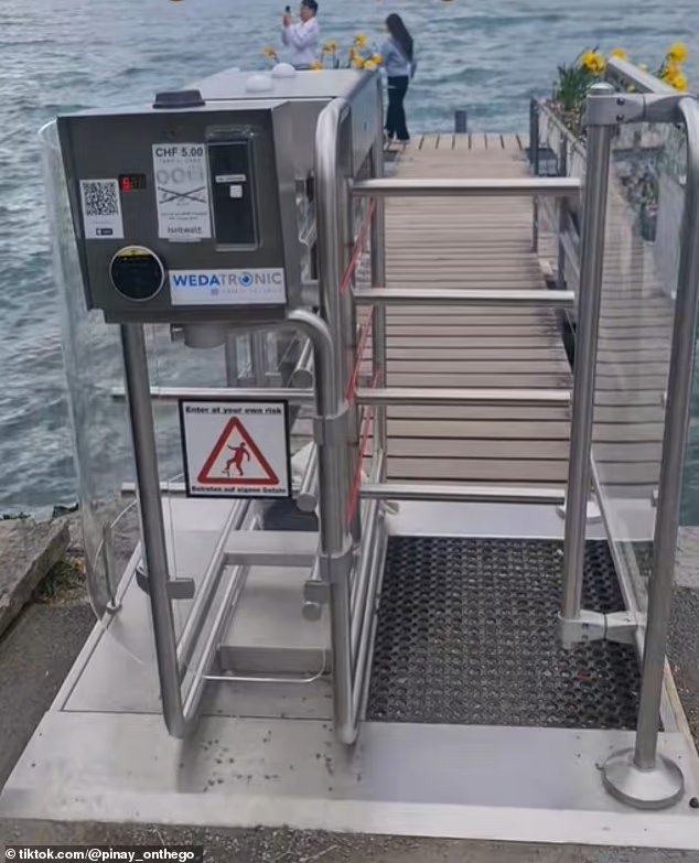 Ένα τουρνικέ που βρίσκεται στο τέλος της προβλήτας σημαίνει ότι οι επισκέπτες πρέπει να πληρώσουν 5 ελβετικά φράγκα ο καθένας αν θέλουν να βγάλουν μια selfie στο μέρος που εμφανίστηκε στη σειρά