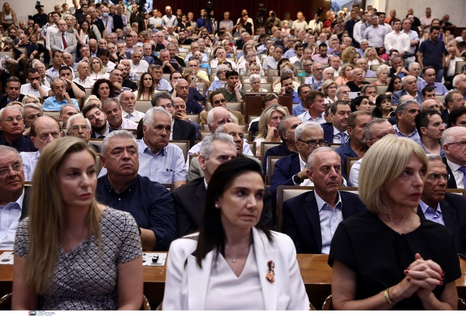 Η Γεωργία Σαμαρά (μέση) και κόσμος στην παρουσίαση του βιβλίου του Σταύρου Λυγερού / Φωτογραφία: Intimenews/ΛΙΑΚΟΣ ΓΙΑΝΝΗΣ