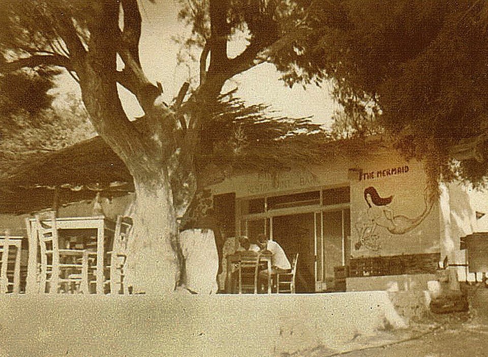 Το Mermaid Café με την γυμνόστηθη Γοργόνα στην πρόσοψη. Άνοιξη του 1970. Αρχείο Μ.Νταλούκα