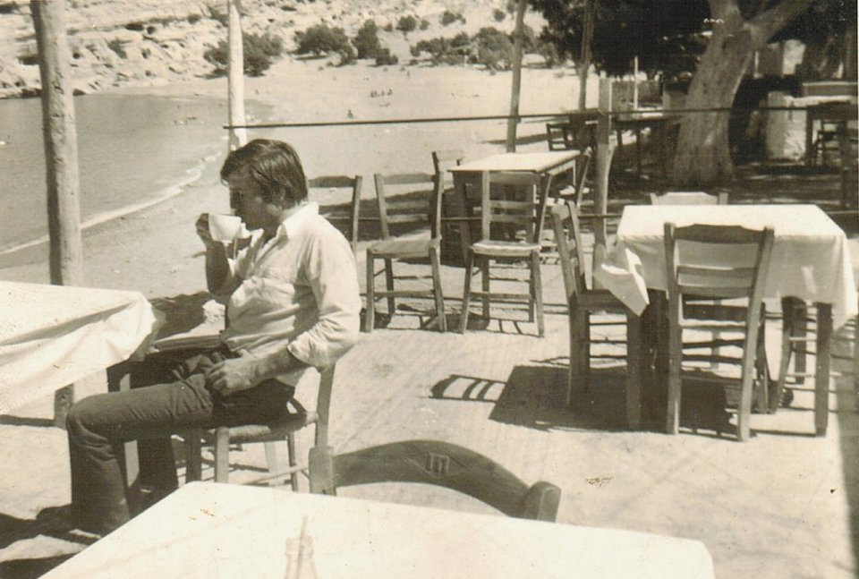Ο Στέλιος Ξαγοραράκης, στο καφενείο του Mermaid Café. Άνοιξη 1970. Αρχείο Μ.Νταλούκα.