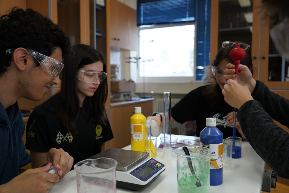 Μαθητές και μαθήτριες δημιουργούν τα δικά τους καλλυντικά στο εργαστήριο του σχολείου