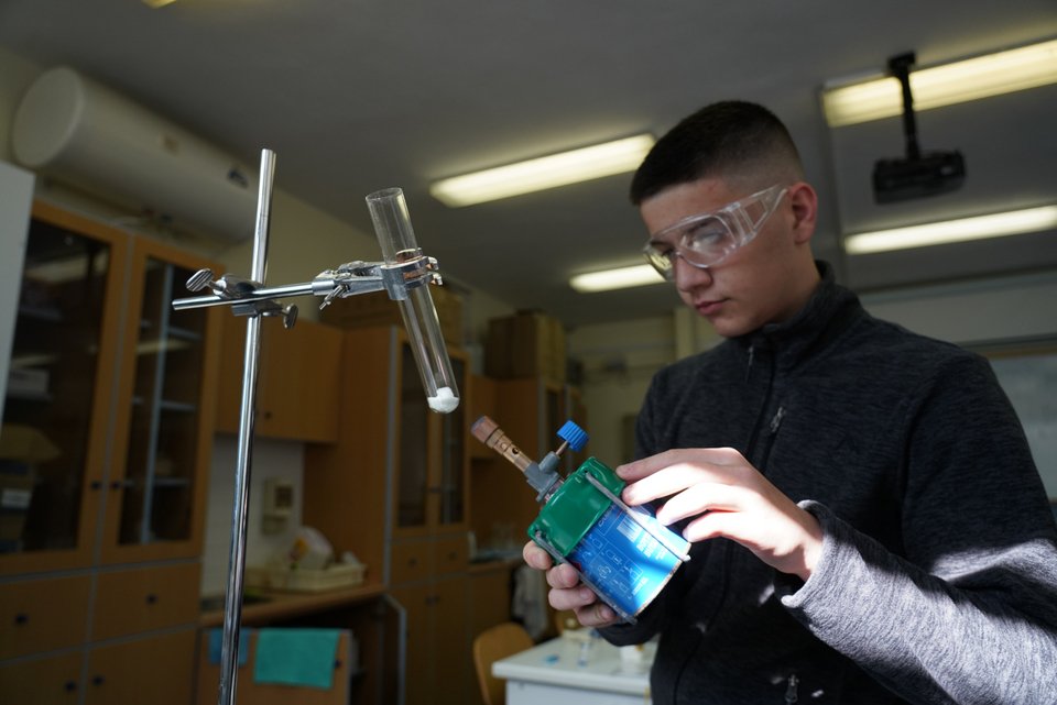 Οι μαθητές απολαμβάνουν πλέον το μάθημα της Χημείας 