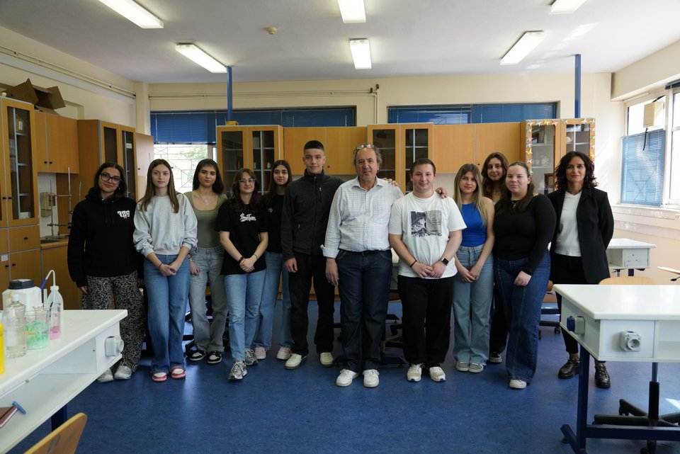 Ο καθηγητής Χημείας κ. Γιάννης Παπουτσής και η Φιλόλογος κ. Ευθυμίου Παρασκευή, οι οποίοι συνεργάζονται στο πρόγραμμα των καλλυντικών, μαζί με τους μαθητές και τις μαθήτριες