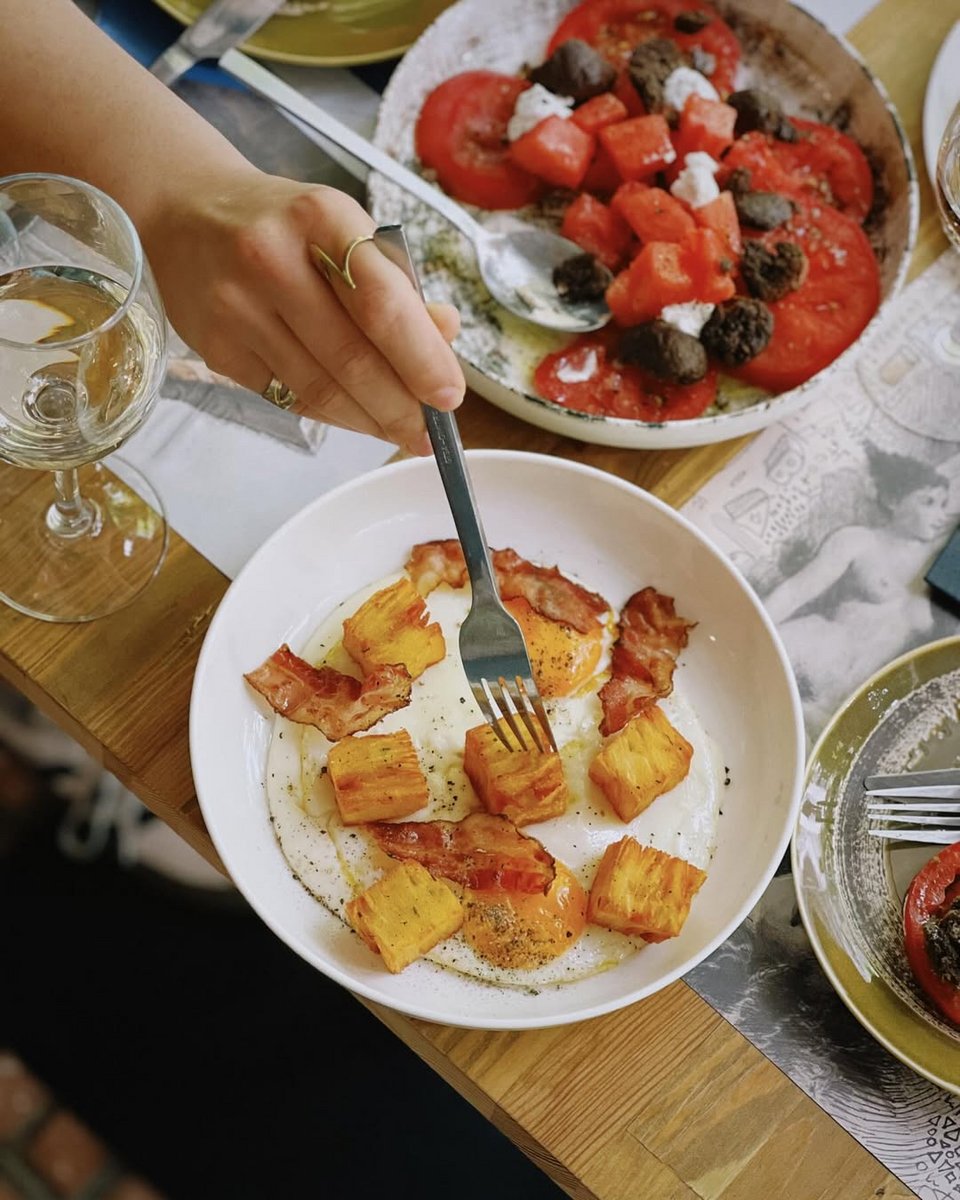 Στάκα και σαλάτα με ντομάτα στο Μείγμα της Μαρίνας Χρονά στον Κεραμεικό / Φωτογραφία: meigma_athens/Instagram