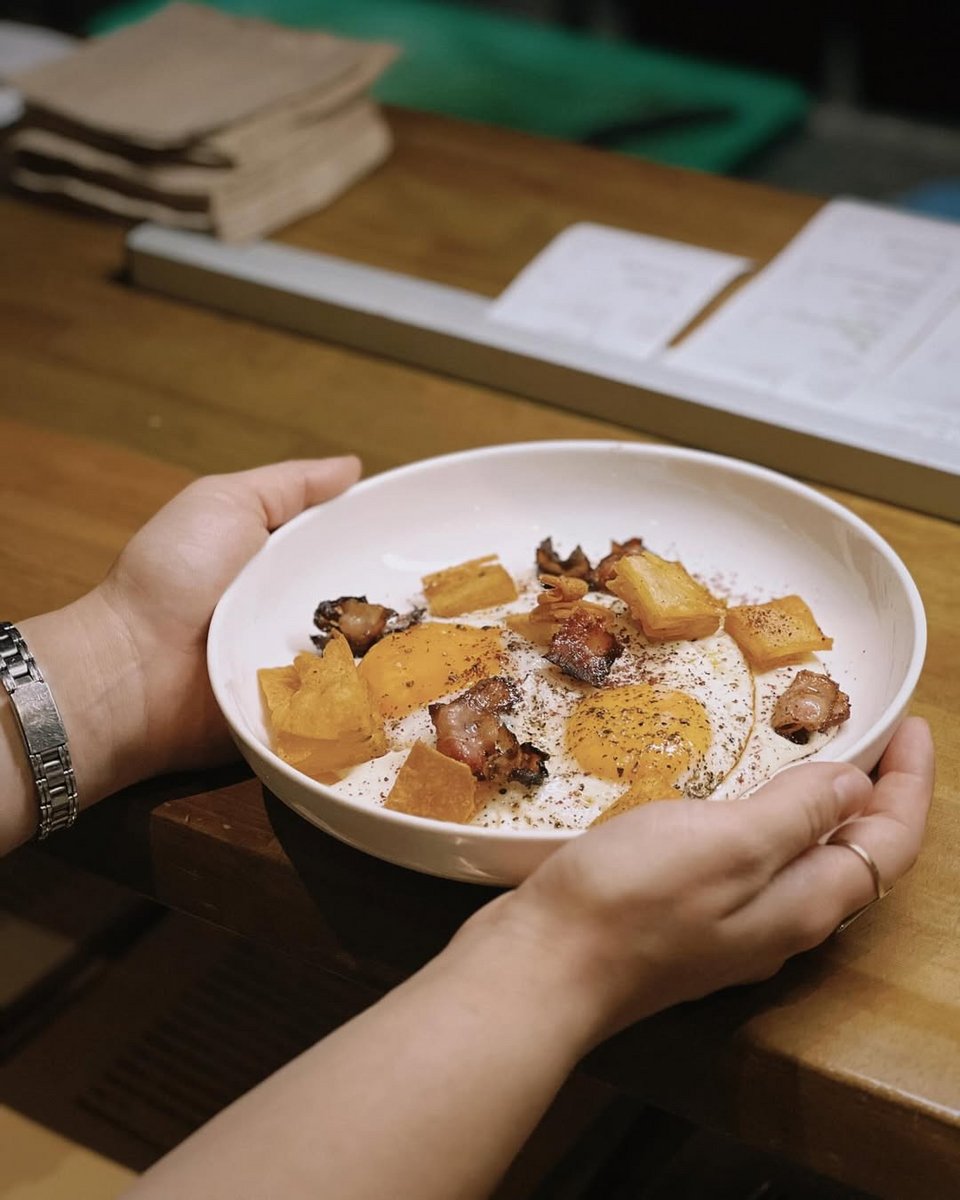 Η στάκα με αυγά μάτια από τη Μαρίνα Χρονά στο Μειγμα του Κεραμεικού  / Φωτογραφία: meigma_athens/Instagram