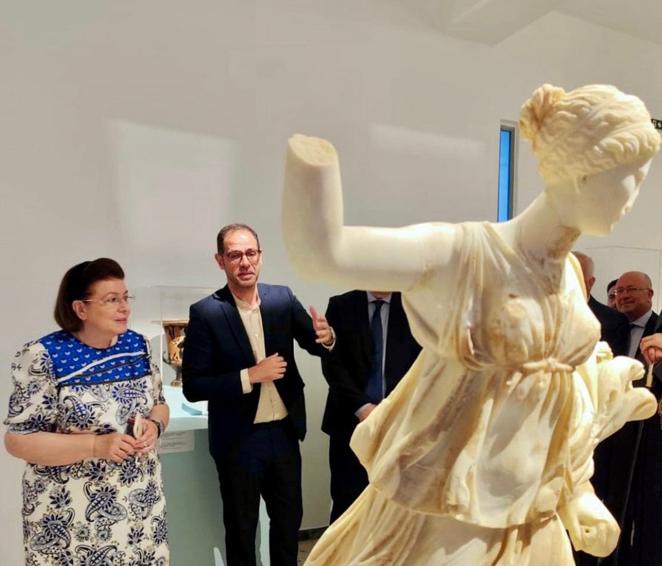Η υπουργός Πολιτισμού, Λίνα Μενδώνη, στα εγκαίνια του Αρχαιολογικού Μουσείου Θήρας