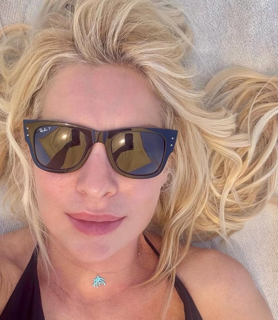 Η Ελένη Μενεγάκη τράβηξε και μία selfie στην παραλία, ενώ έκανε ηλιοθεραπεία
