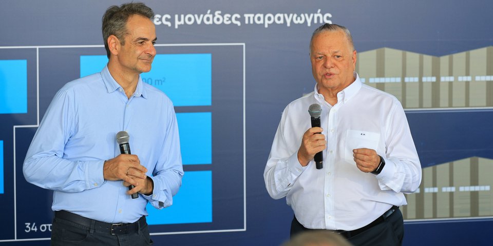 Ο Κυριάκος Μητσοτάκης και ο Ευάγγελος Μυτιληναίος στις εγκαταστάσεις της METLEN - Φωτογραφία: Δημήτρης Παπαμήτσος/Γρ. Τύπου Πρωθυπουργού