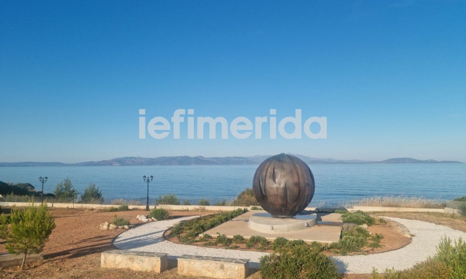 Το μνημείο «Καιόμενη σφαίρα», της Καλλιόπης Οικονομάκου, στο Μάτι