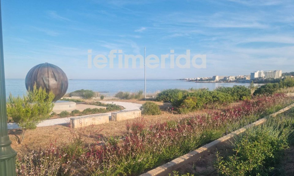 Το μνημείο «Καιόμενη σφαίρα», της Καλλιόπης Οικονομάκου, στo Mάτι