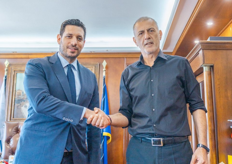 Ο αναπληρωτής υπουργός Μεταφορών Κωνσταντίνος Κυρανάκης με τον δήμαρχο Πειραιά, Γιάννη Μώραλη / Facebook @Γιάννης Μώραλης