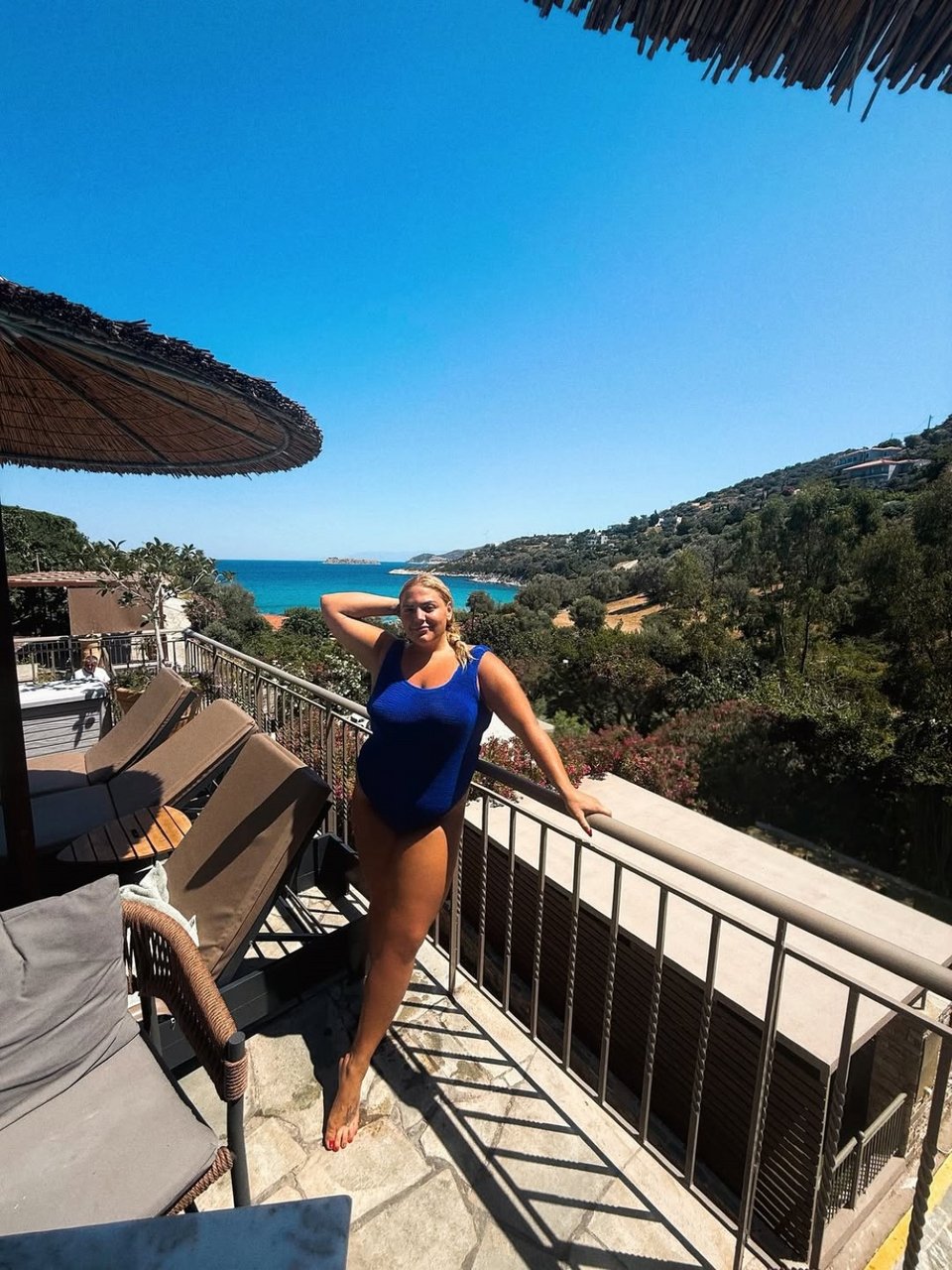 Η Δανάη Μπάρκα ποζάρει με το μαγιό της και φόντο ένα καταπράσινο τοπίο