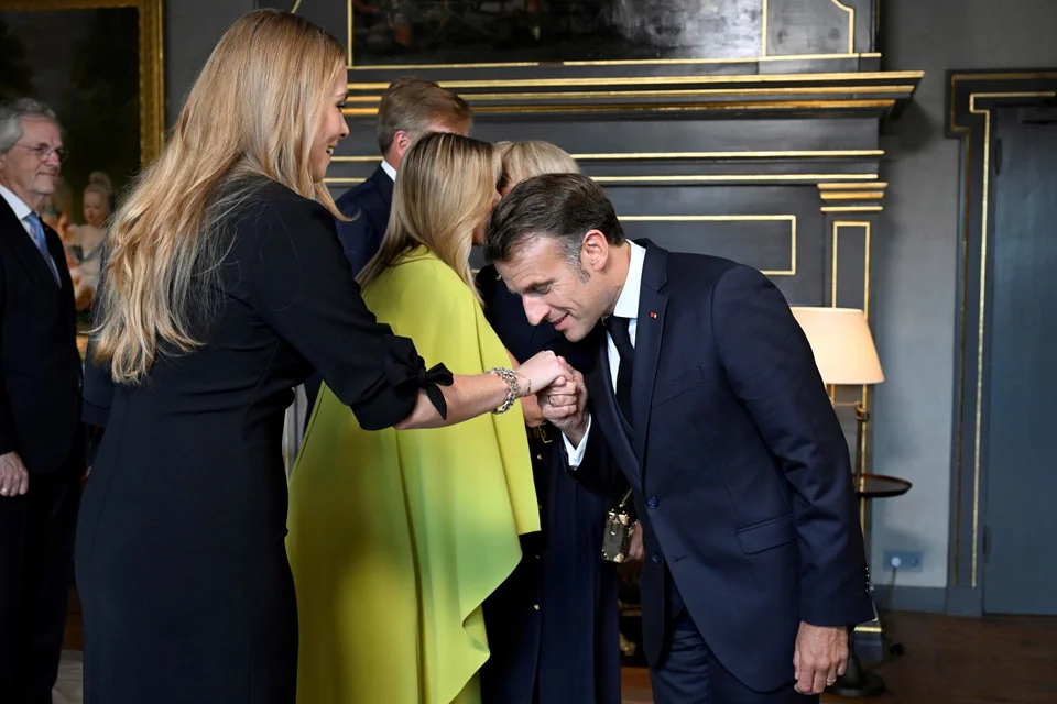 Το γαλατικής αβρότητας χειροφίλημα του Μακρόν 