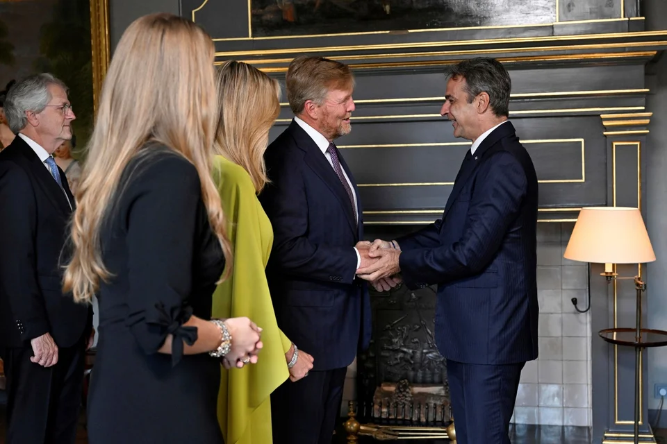 Ο Κυριάκος Μητσοτάκης χαιρετά το βασιλικό ζεύγος της Ολλανδίας
