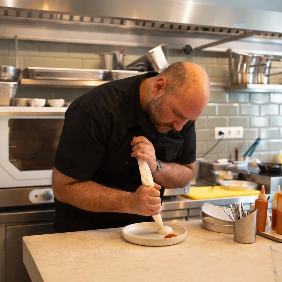 O σεφ Βαγγέλης Βέης στην κουζίνα του Ντύλαν στην Κυψέλη  / Φωτογραφία: ntylan_kipseli/Instagram