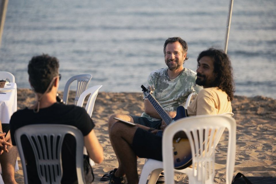 Ο Κωστής Μαραβέγιας έχει γράψει τη μουσική της ταινίας