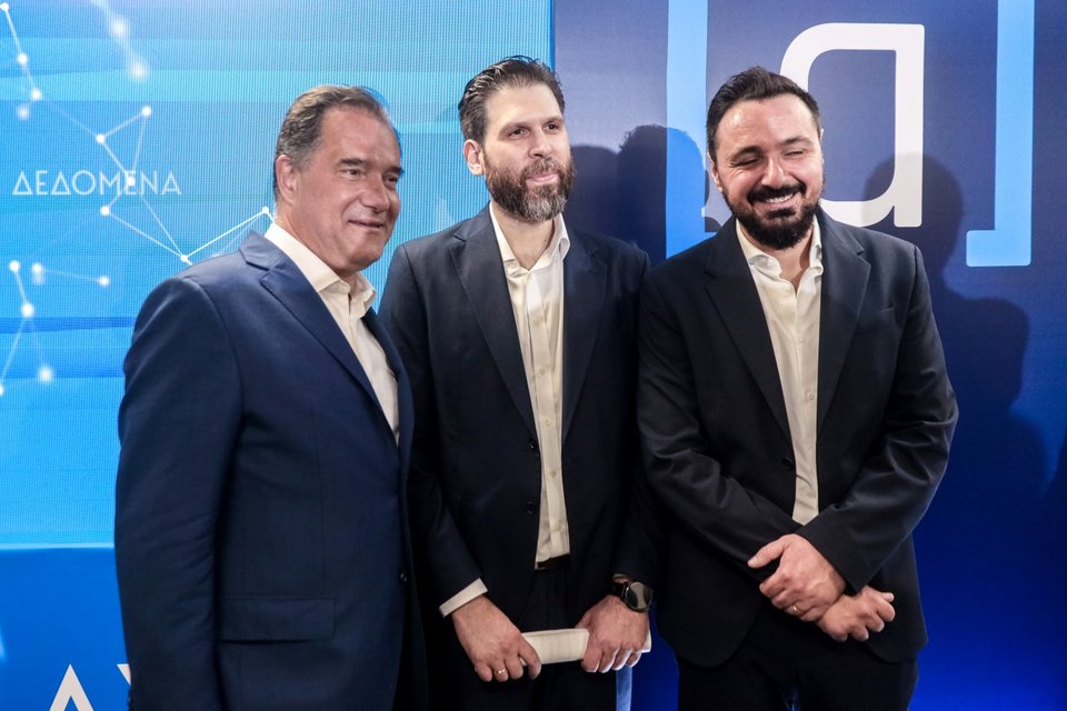 Ο Άδωνις Γεωργιάδης με τους ιδρυτές της Ομάδας Αλήθειας