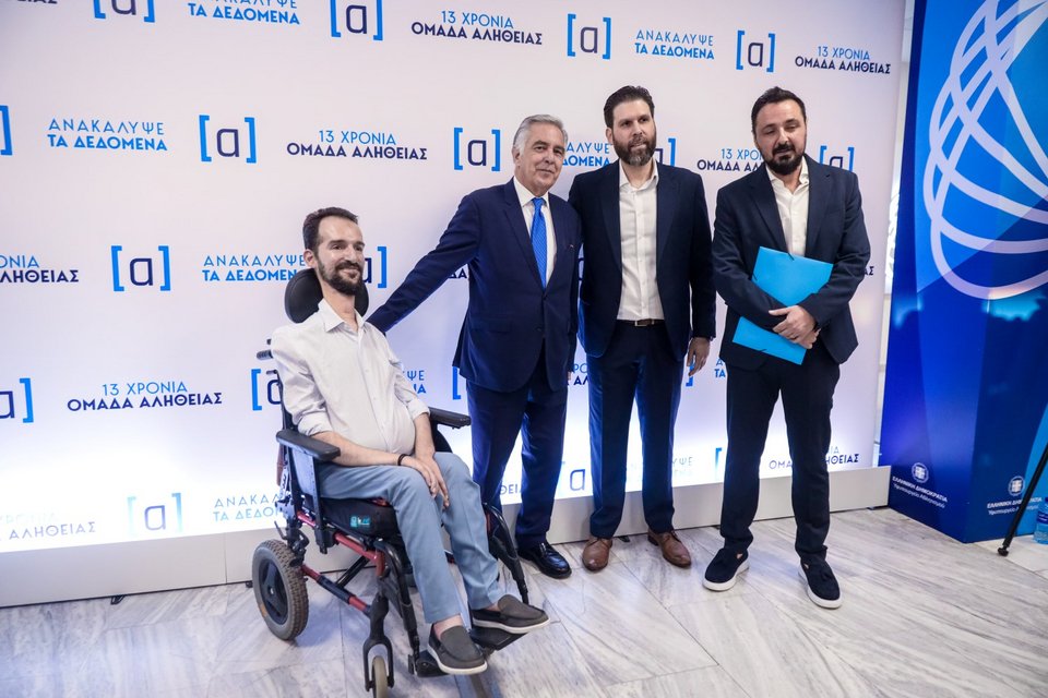 Ο Στέλιος Κυμπουρόπουλος με τους ιδρυτές της Ομάδας Αλήθειας