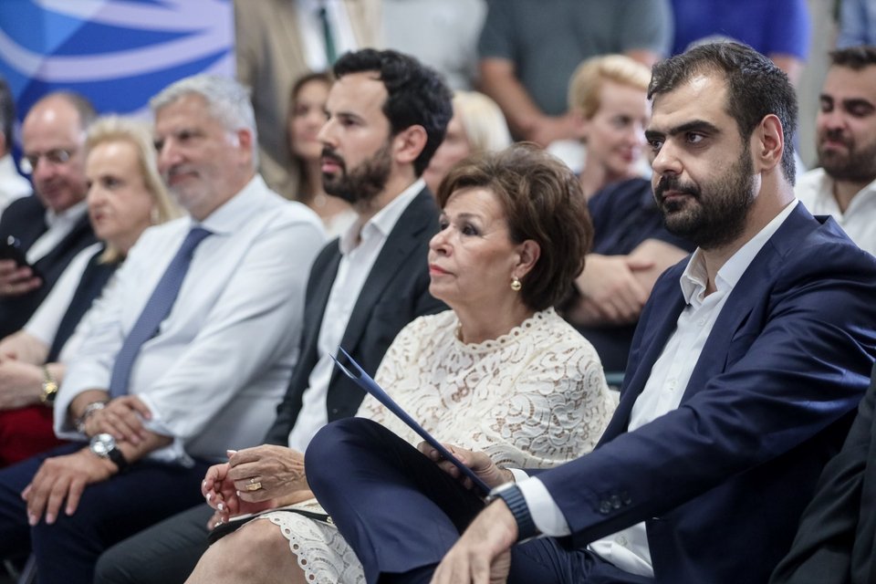 Ο Παύλος Μαρινάκης με τη Μίνα Σκόνδρα και στο βάθος οι Νίκος Ρωμανός, Γιώργος Πατούλης και Ματίνα Παγώνη