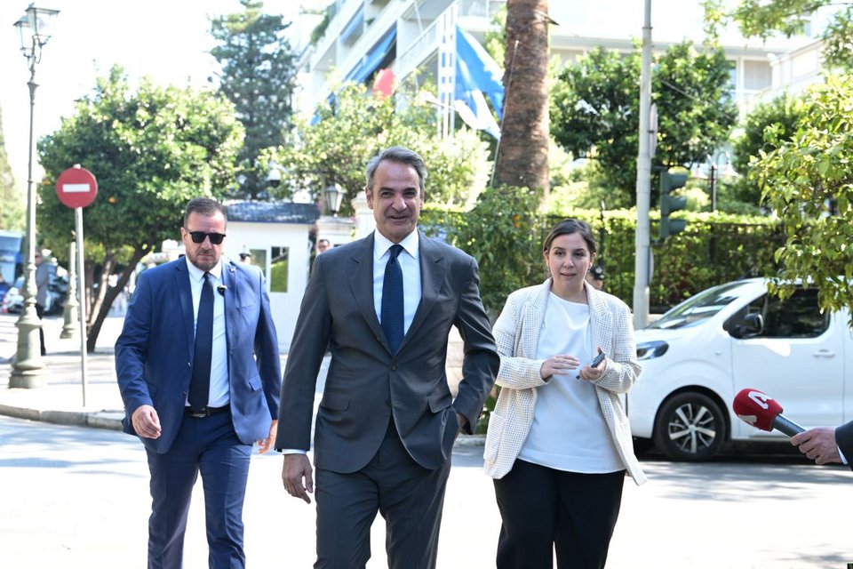 Ο Κυριάκος Μητσοτάκης και δεξιά του η Κύρα Κάπη
