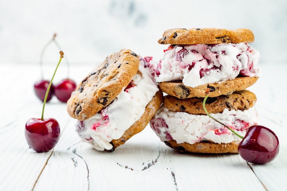 Παγωτό σάντουιτς με cookies, γιαούρτι και κεράσια / Φωτογραφία: Shutterstock