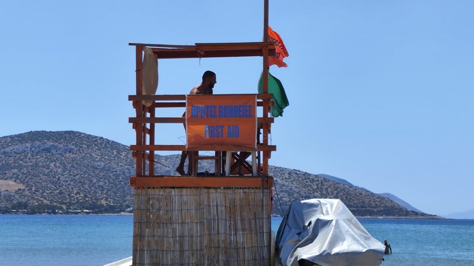 Ναυαγοσώστης επιτηρεί την παραλία