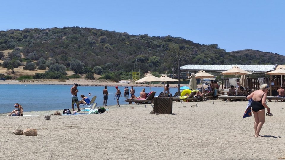 Λουόμενοι επέλεξαν να κατσουν κάτω από τον ήλιο, ενώ άλλοι κάτω από την σκιά της ομπρέλας