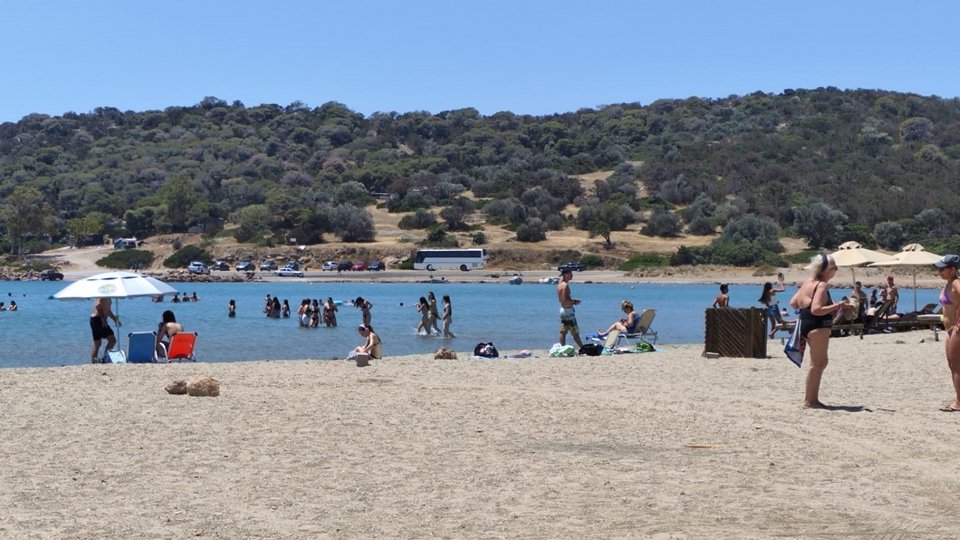 Μικροί και μεγάλοι στην παραλία