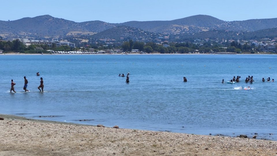 Λουόμενοι απολαμβάνουν το κολύμπι