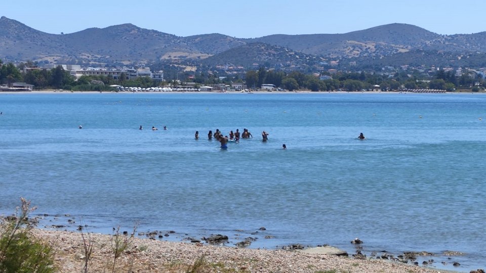 Κόσμος βρέθηκε σε παραλία στην Ανάβυσσο