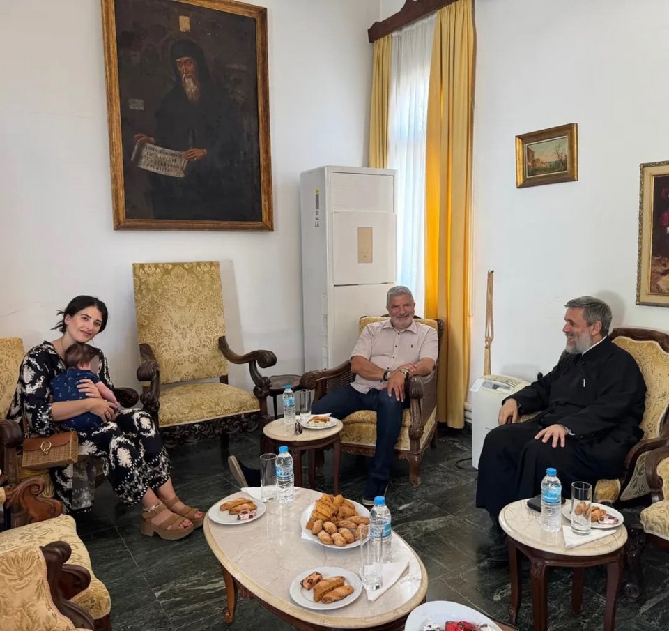 Ο πρόεδρος του ΙΣΑ δημοσίευσε εικόνες από την επίσκεψή του στην Παναγία της Τήνου