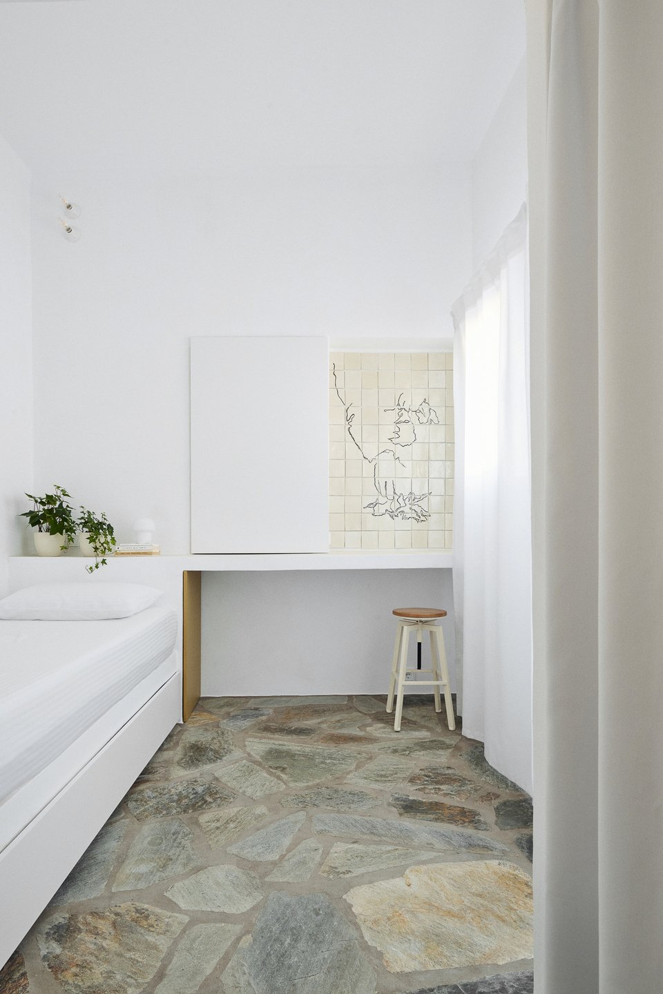 Το λευκό υπογραμμίζει τη δύναμη της πέτρας στο δάπεδο / Φωτογραφία: Valiana Variantza - @blenderfactory