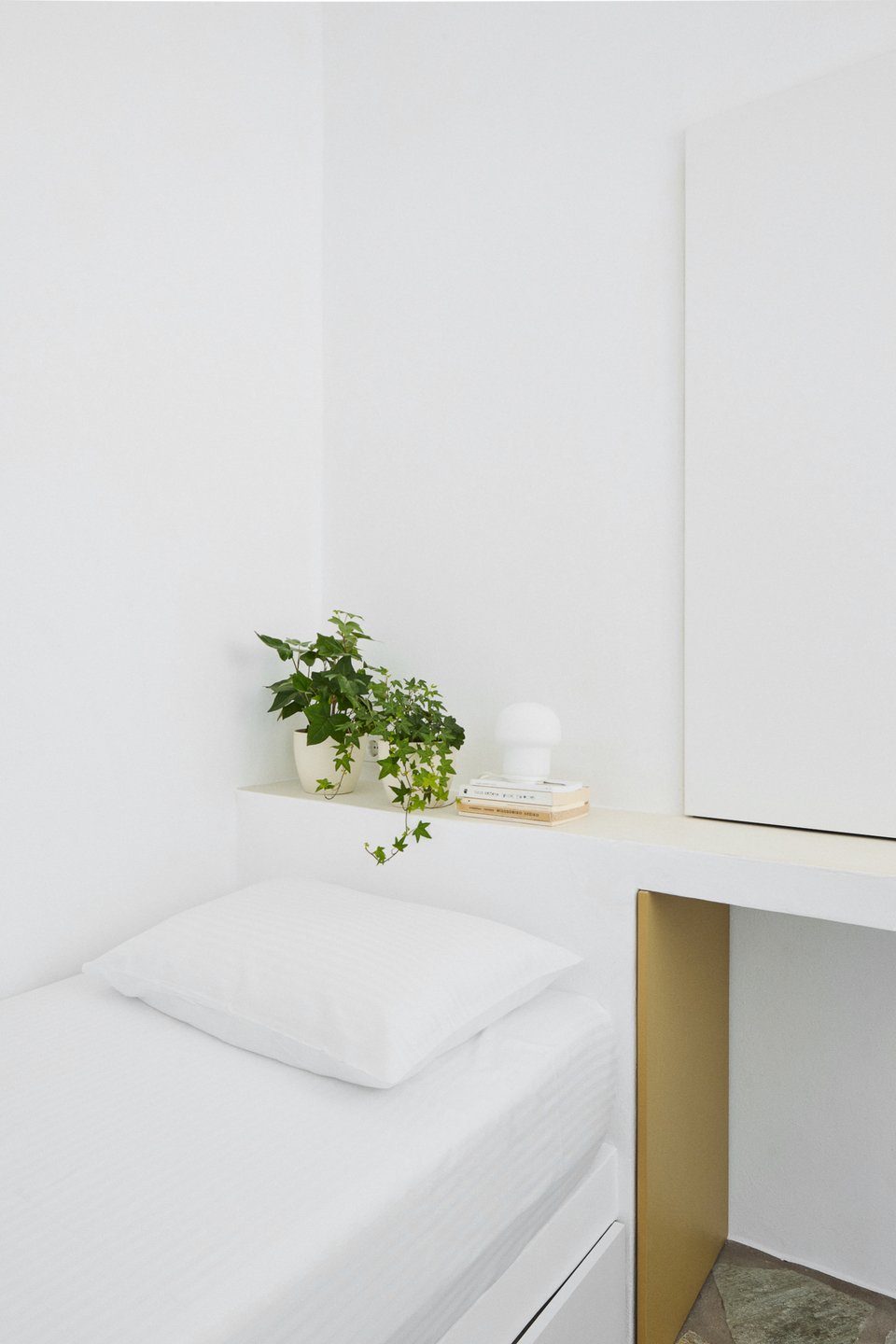 Χτιστοί πάγκοι πλαισιώνουν σαν κεφαλάρι τα χτιστά κρεβάτια με τον αποθηκευτικό χώρο / Φωτογραφία: Valiana Variantza - @blenderfactory