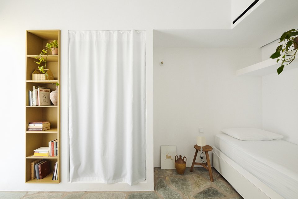 Αντί για πόρτες, οι ντουλάπες έχουν λευκές κουρτίνες / Φωτογραφία: Valiana Variantza - @blenderfactory