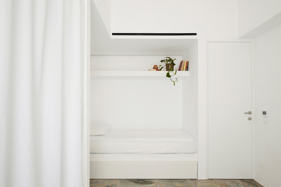 Μια λευκή γωνιά για χαλάρωση, σαν φωλιά / Φωτογραφία: Valiana Variantza - @blenderfactory