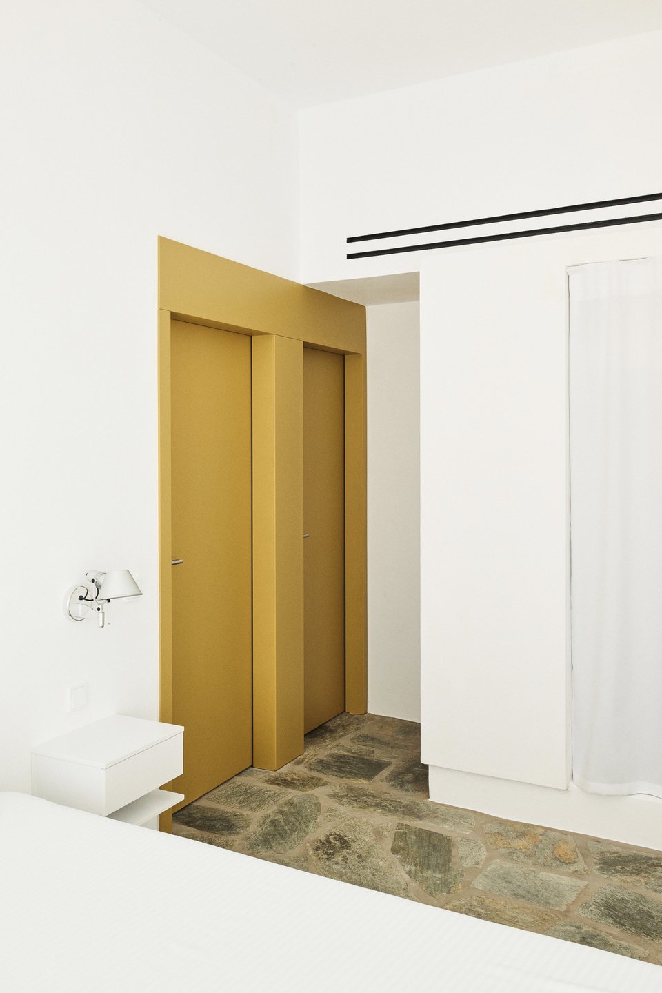 Η απλίκα Tolomeo, του οίκου Artemide, έχει τοποθετηθεί πάνω από το μικρό κομοδίνο / Φωτογραφία: Valiana Variantza - @blenderfactory