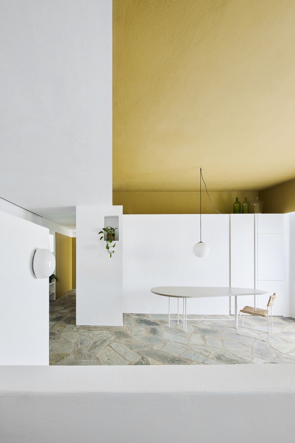 Η λιτή τραπεζαρία με τις θηλυκές καμπύλες / Φωτογραφία: Valiana Variantza - @blenderfactory