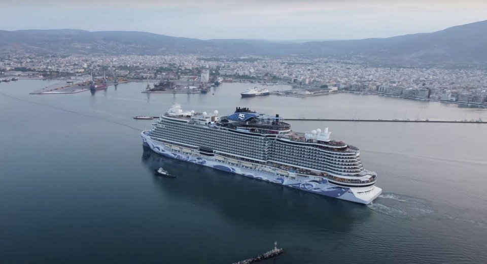 Ένα από τα μεγαλύτερα και πλέον σύγχρονα κρουαζιερόπλοια του κόσμου, το Norwegian Viva, κατέπλευσε σήμερα στο λιμάνι του Βόλου