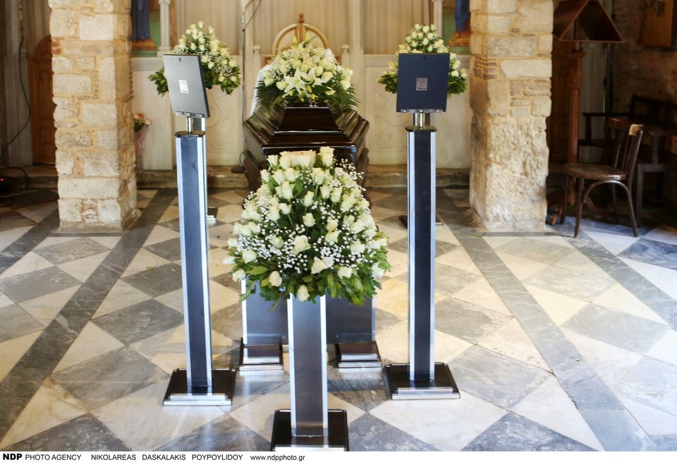 Η σορός του Πετρολούκα Χαλκιά έχει τεθεί σε λαϊκό προσκύνημα στη Μητρόπολη Αθηνών