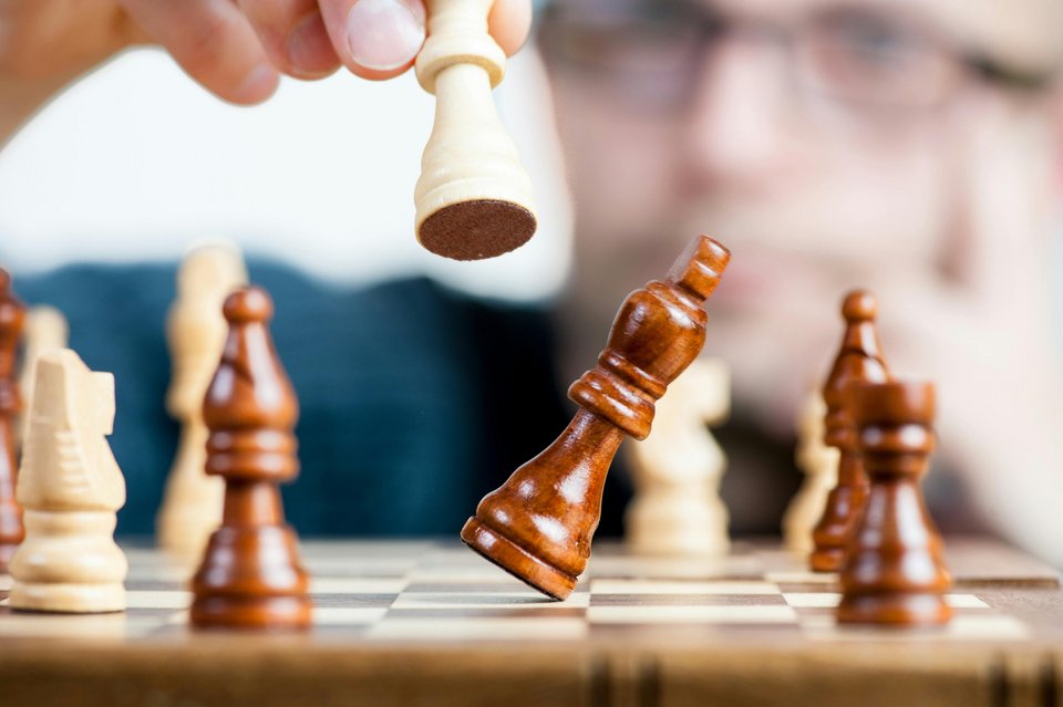 Το παιχνίδι αυτό θεωρείται πρόγονος του σύγχρονου σκακιού και περιλάμβανε βασικά κομμάτια που αντιστοιχούν σε αυτά που γνωρίζουμε σήμερα: βασιλιά, σύμβουλο, άρματα, ίππους και πεζικό (πιόνια) / PEXELS