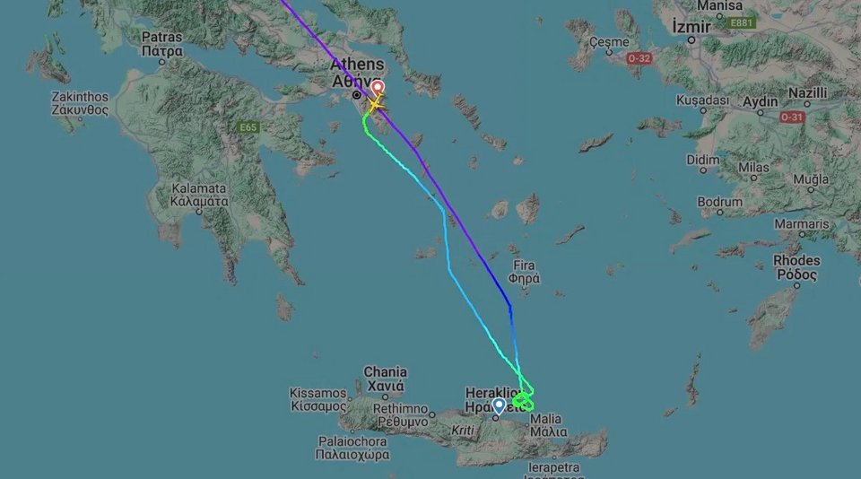 Το αεροπλάνο, μετά την ανεπιτυχή προσπάθεια προσγείωσης στο αεροδρόμιο του Ηρακλείου, προσγειώθηκε στην Αθήνα για ανεφοδιασμό καυσίμων