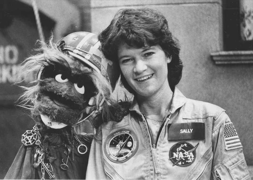 Η αστροναύτης Sally Ride ποζάρει με τον χαρακτήρα Grundgetta του «Sesame Street» το 1984