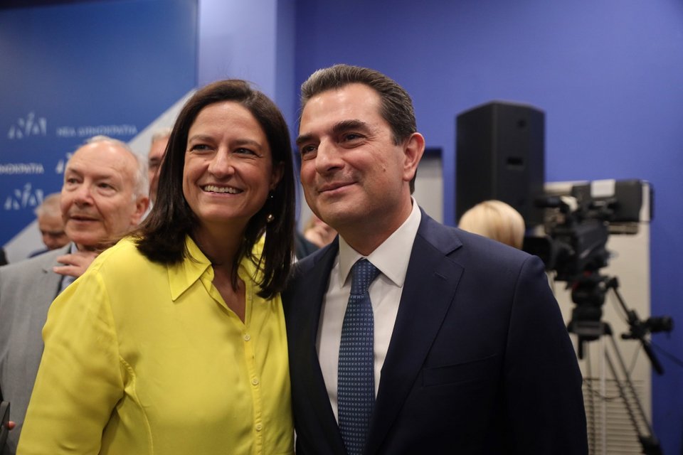 Η Νίκη Κεραμέως με τον νέο γραμματέα της ΝΔ Κώστα Σκρέκα / Φωτογραφία: ΓΙΑΝΝΗΣ ΠΑΝΑΓΟΠΟΥΛΟΣ/EUROKINISSI