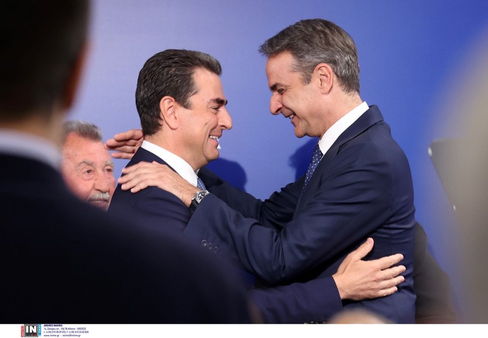 Ο Κυριάκος Μητσοτάκης συγχαίρει τον Κώστα Σκρέκα που εξελέγη νέος γραμματέας της ΝΔ / Φωτογραφία: Intimenews/ΒΛΑΣΣΟΠΟΥΛΟΥ ΙΣΜΗΝΗ