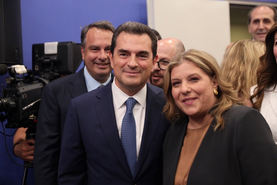 Η απερχόμενη γραμματέας Μαρία Συρεγγέλα με τον διάδοχό της, Κώστα Σκρέκα / Φωτογραφία: ΓΙΑΝΝΗΣ ΠΑΝΑΓΟΠΟΥΛΟΣ/EUROKINISSI
