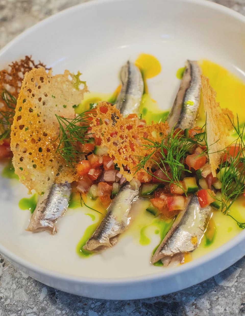 Ο γαύρος μαρινάτος του Θωμά Μάτσα στη γαστροταβέρνα Striggla / Φωτογραφία: Μαρία Μαράκη