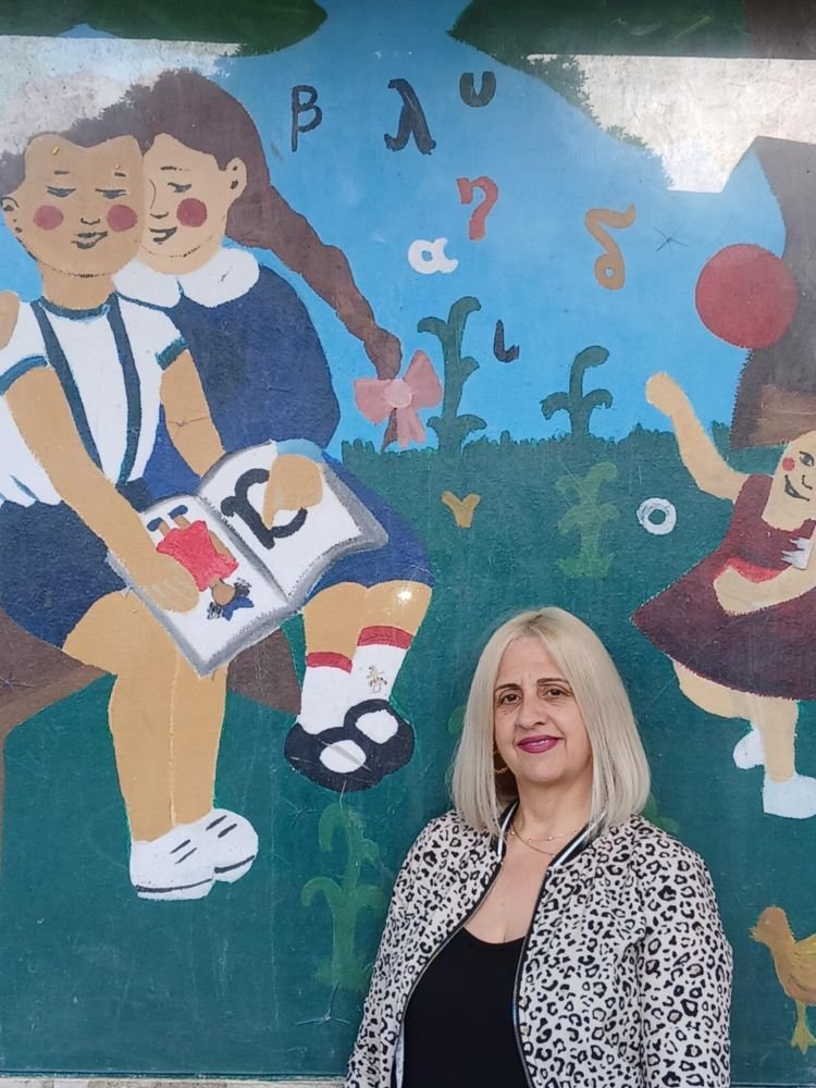 Για την υλοποίηση αυτής της ιδέας, όπως ανέφερε η Μαίρη Σταυρακάκη, έπρεπε να γίνουν εργασίες εγκατάστασης στο σχολείο, οι οποίες περιλάμβαναν τοποθέτηση ενισχυτή, πολλά μέτρα καλώδιο, όπως και ηχεία για τους εσωτερικούς και τους εξωτερικούς χώρους